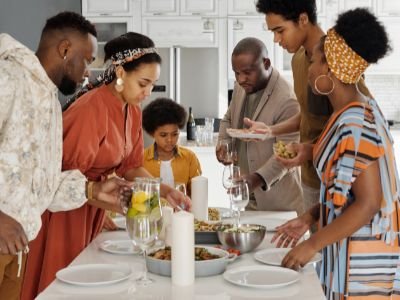 6 TIPS FOR HOSTING A MEMORABLE FAMILY DINNER