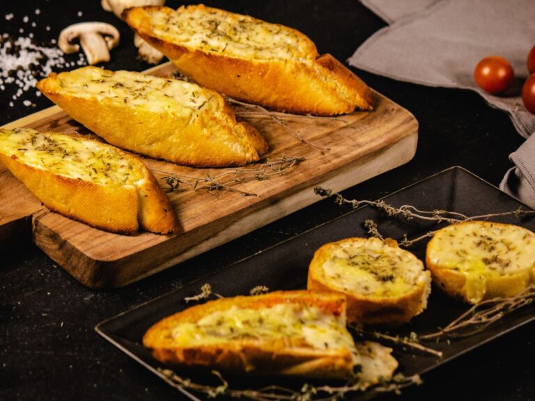 What to eat with garlic bread?