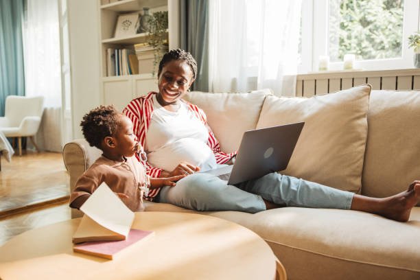 How Busy Moms Can Use Pinterest to Build a Blog That Makes Money From Home